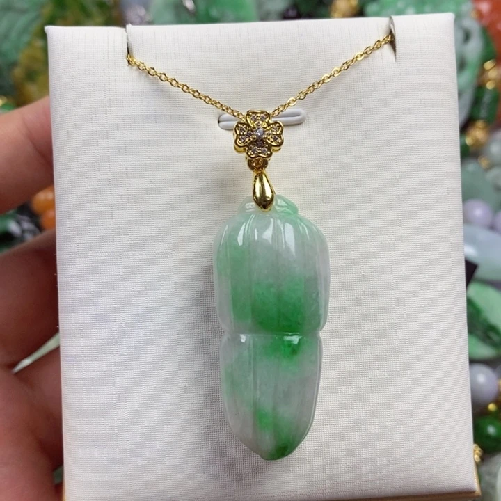 翡翠未镶嵌吊坠(赠链)