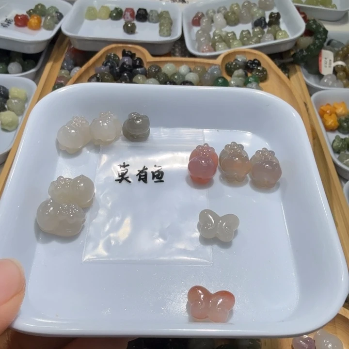 莫***鱼和田玉未镶嵌珠宝半成品