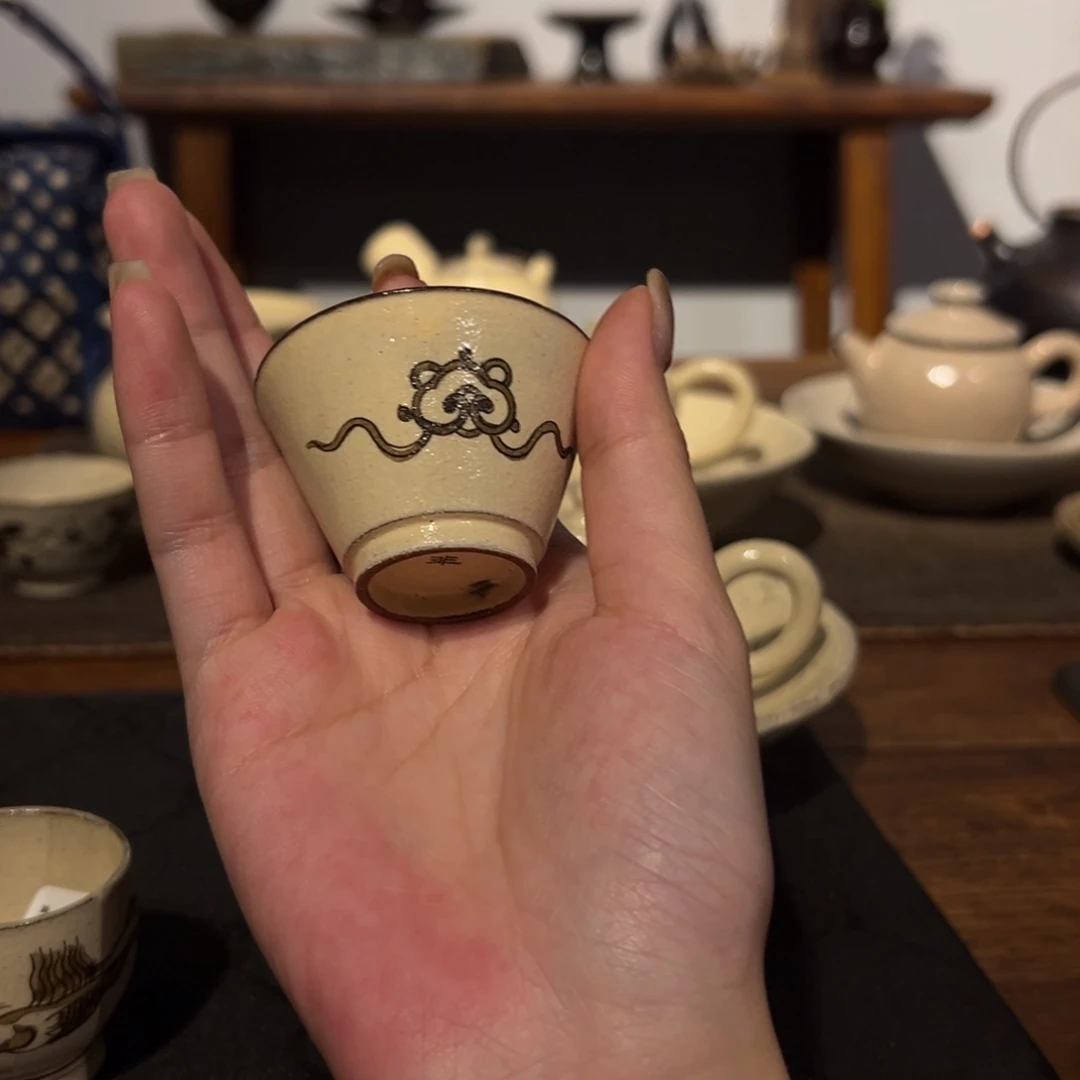 瓷片陶瓷。        陶瓷。