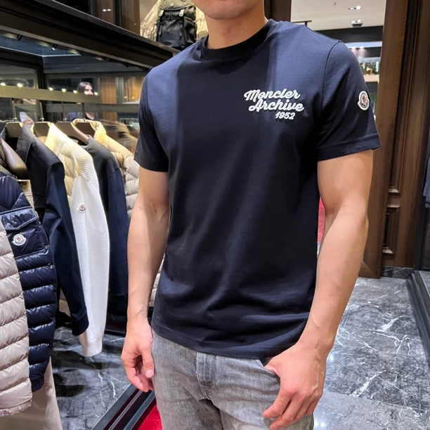 未使用 MONCLER 蒙口男士蓝黑色短袖  刺绣字母T 时尚正常版型