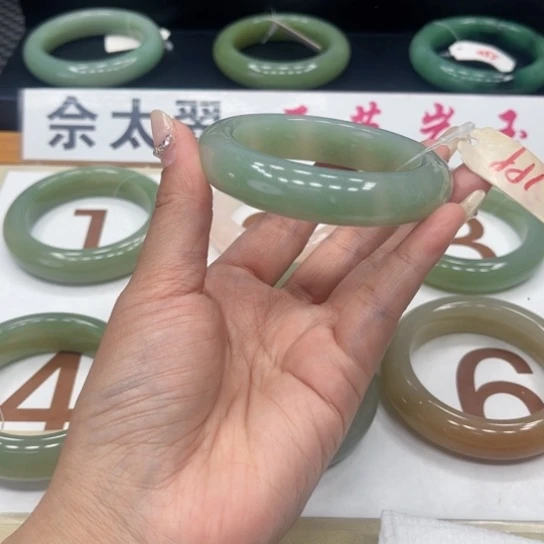 石英质玉手镯未镶嵌临****姐