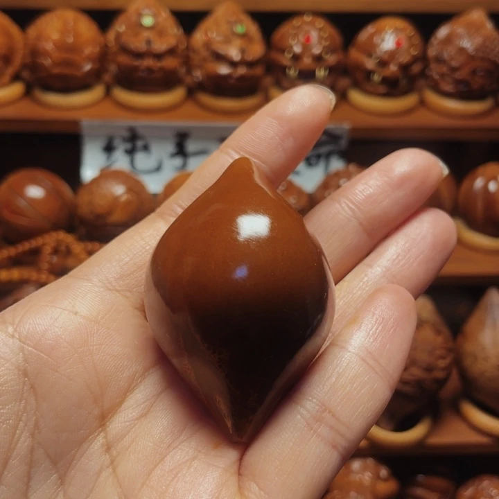 吃***.橄榄核把件单面蝴蝶