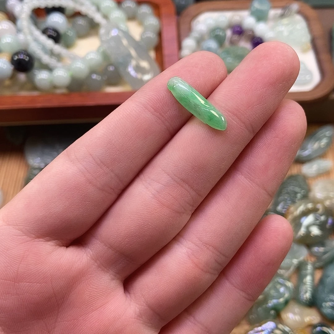白***子颈饰未镶嵌翡翠翡翠