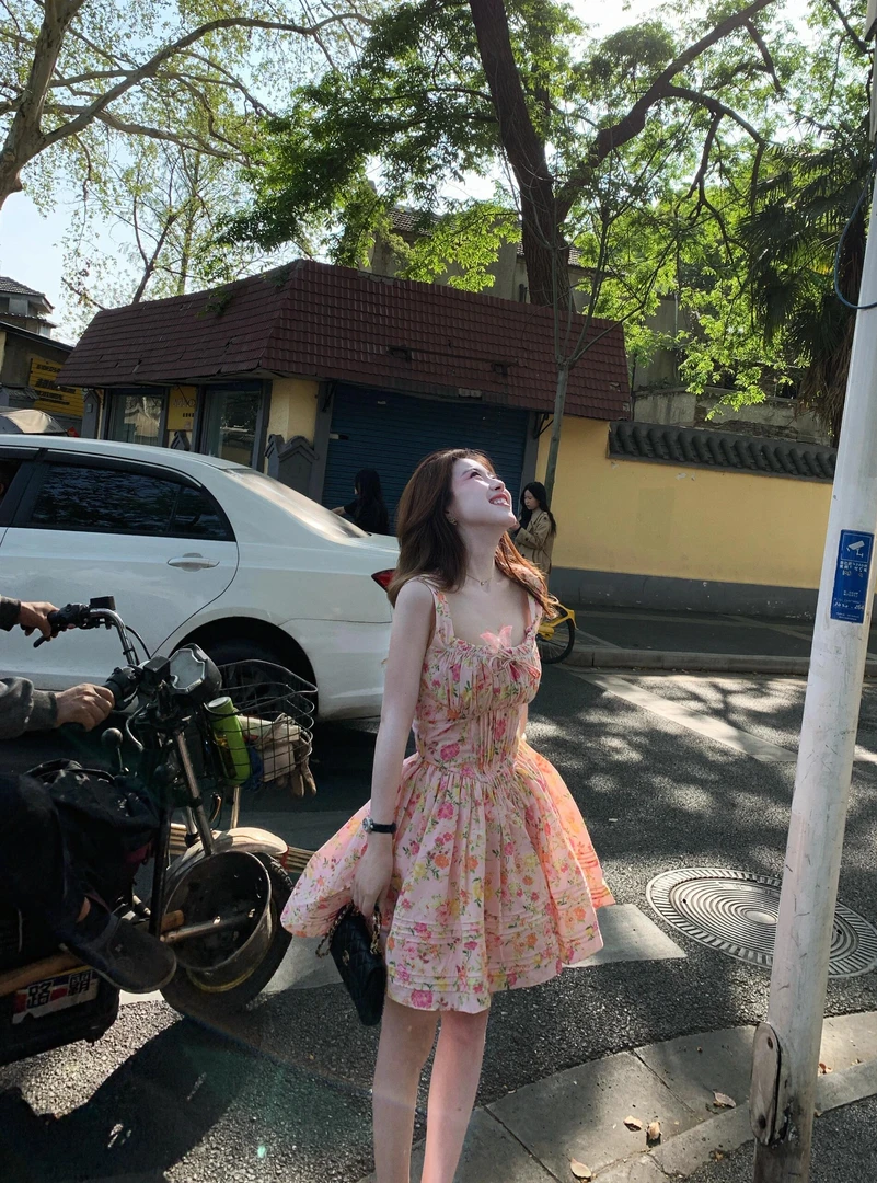 2025夏季法式甜美小清新系带碎花吊带连衣裙收腰显瘦蓬蓬a字短裙