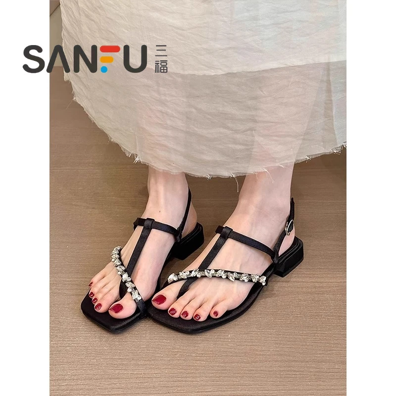 精致加分~~气质方头方跟夹趾水钻一字带平底凉鞋女夏季露趾凉鞋女