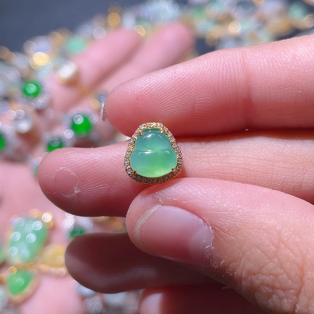 翡翠颈饰18K金镶嵌吊坠