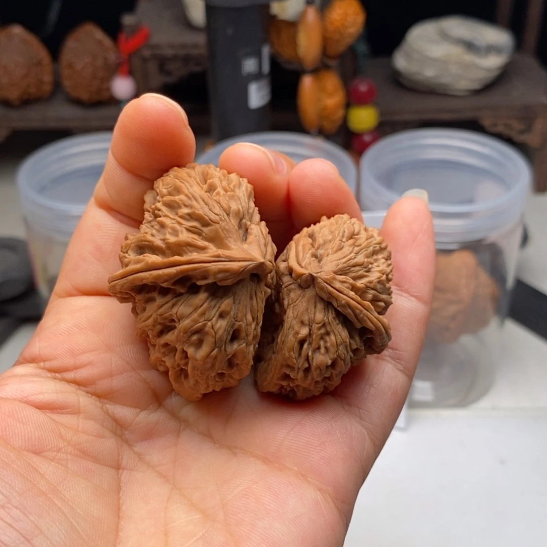 文玩核桃吊坠白狮子半壁子母对