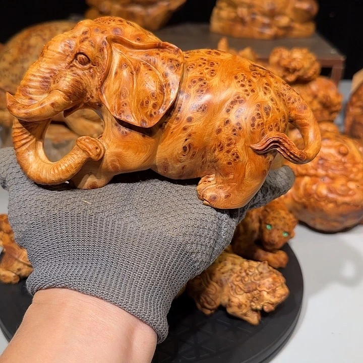 柏木地**人太行崖柏大象