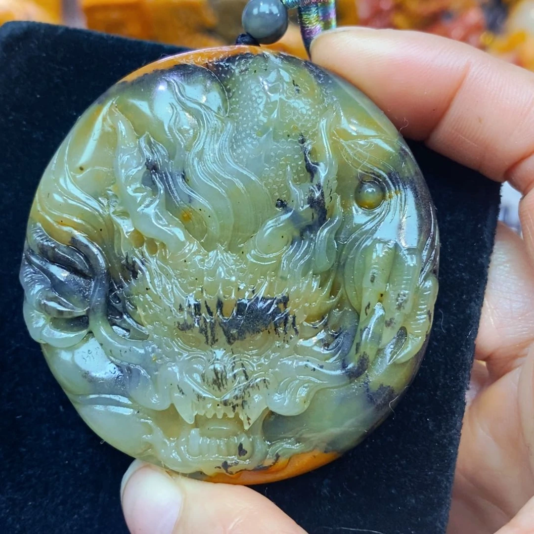 未镶嵌石英质玉（黄龙玉）颈饰