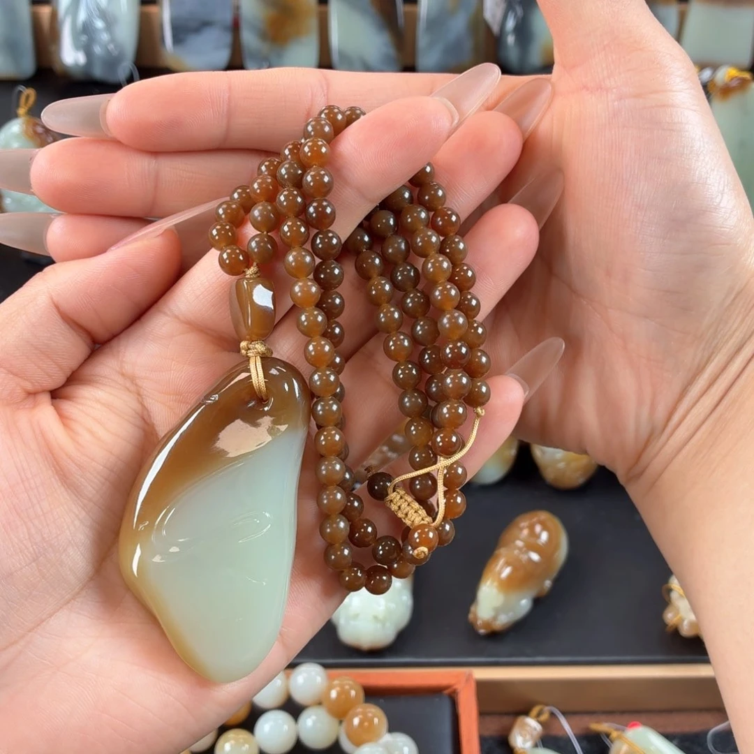 和田玉未镶嵌颈饰诗**逸