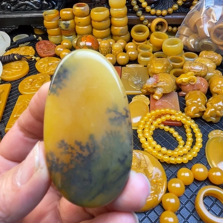 未镶嵌石英质玉（黄龙玉）颈饰