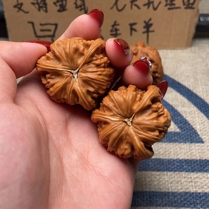 ****文玩核桃吊坠白狮子正奔