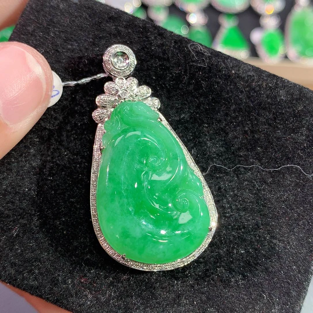 翡翠吊坠(赠链)18K金镶嵌