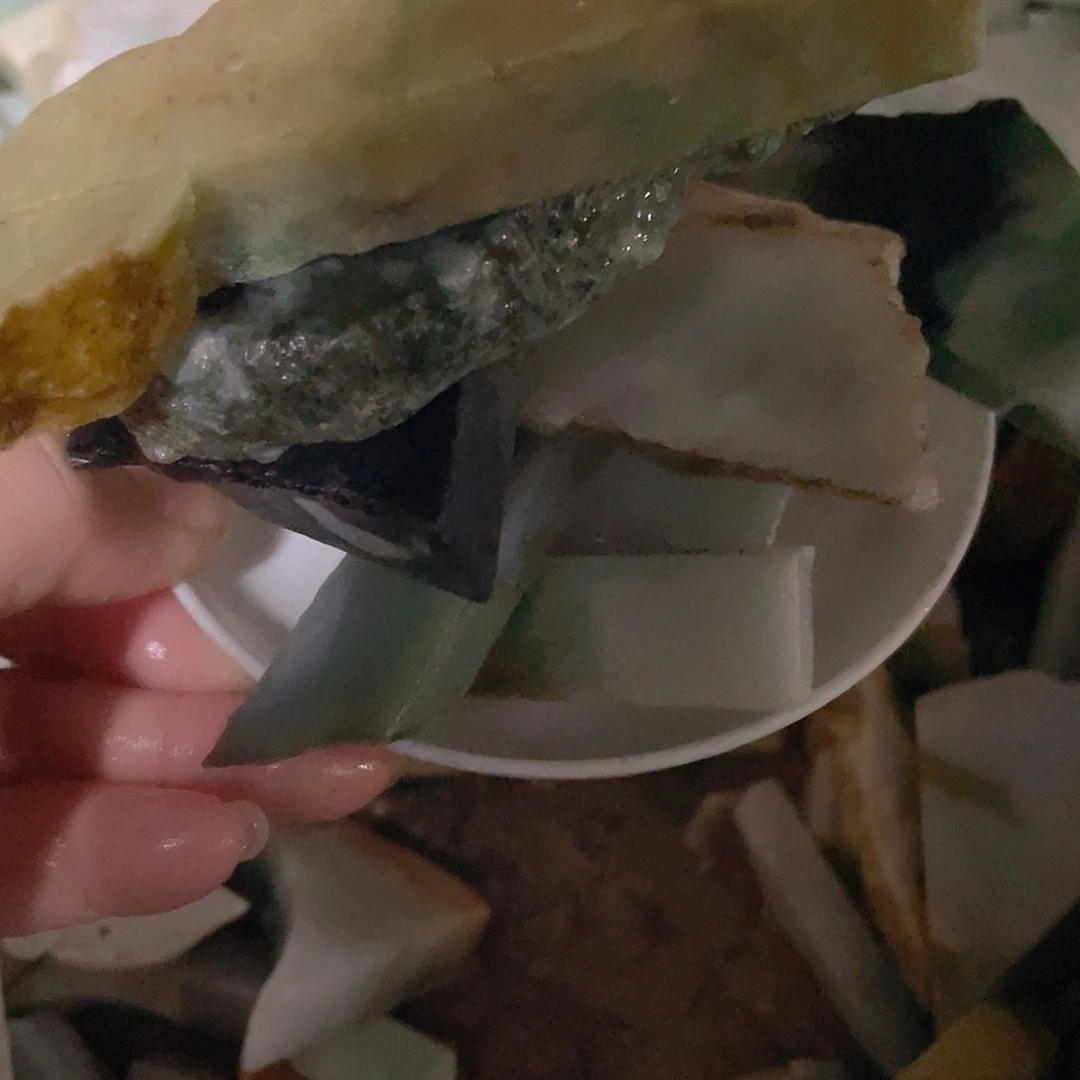 颈饰未镶嵌翡翠。