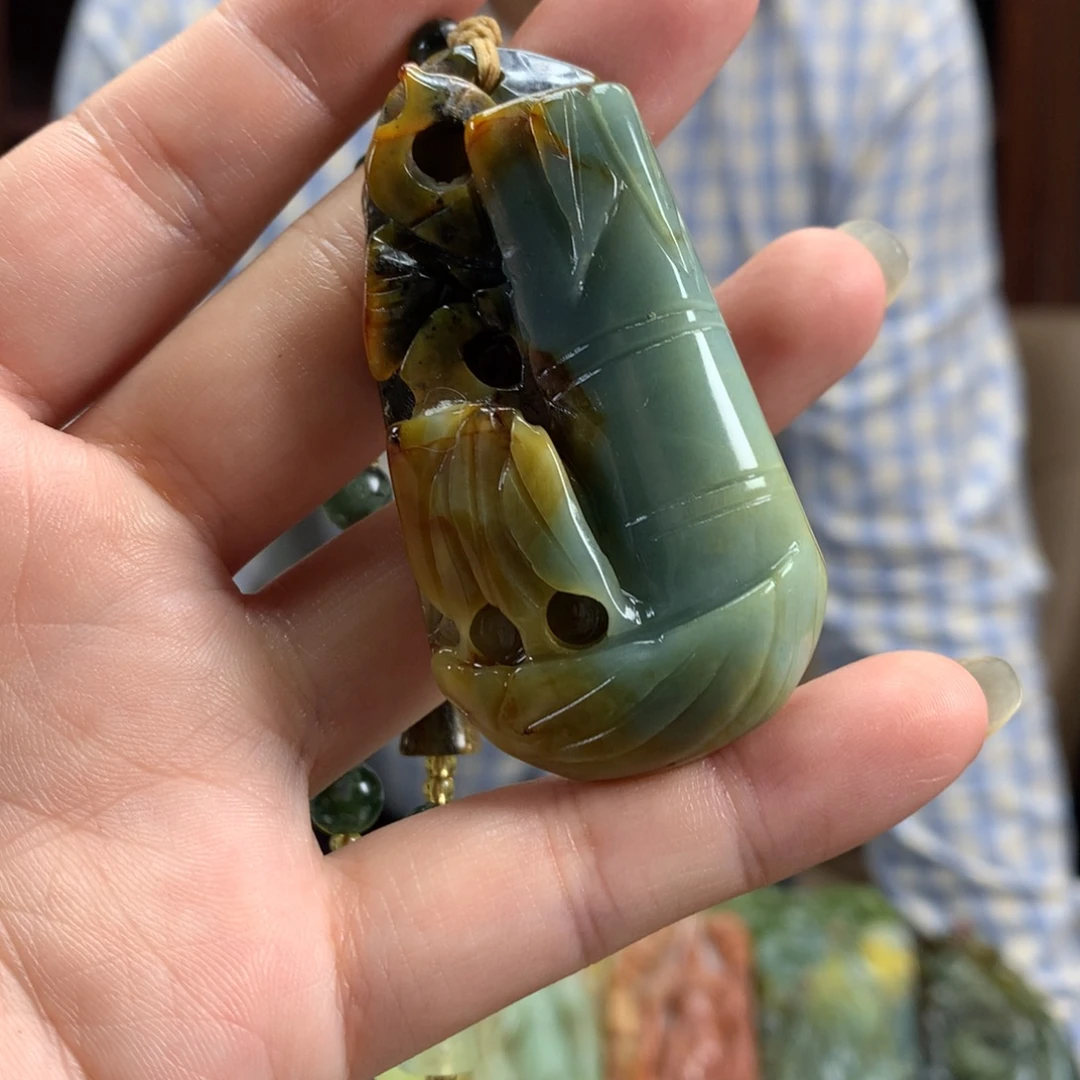 蛇纹石玉未镶嵌颈饰