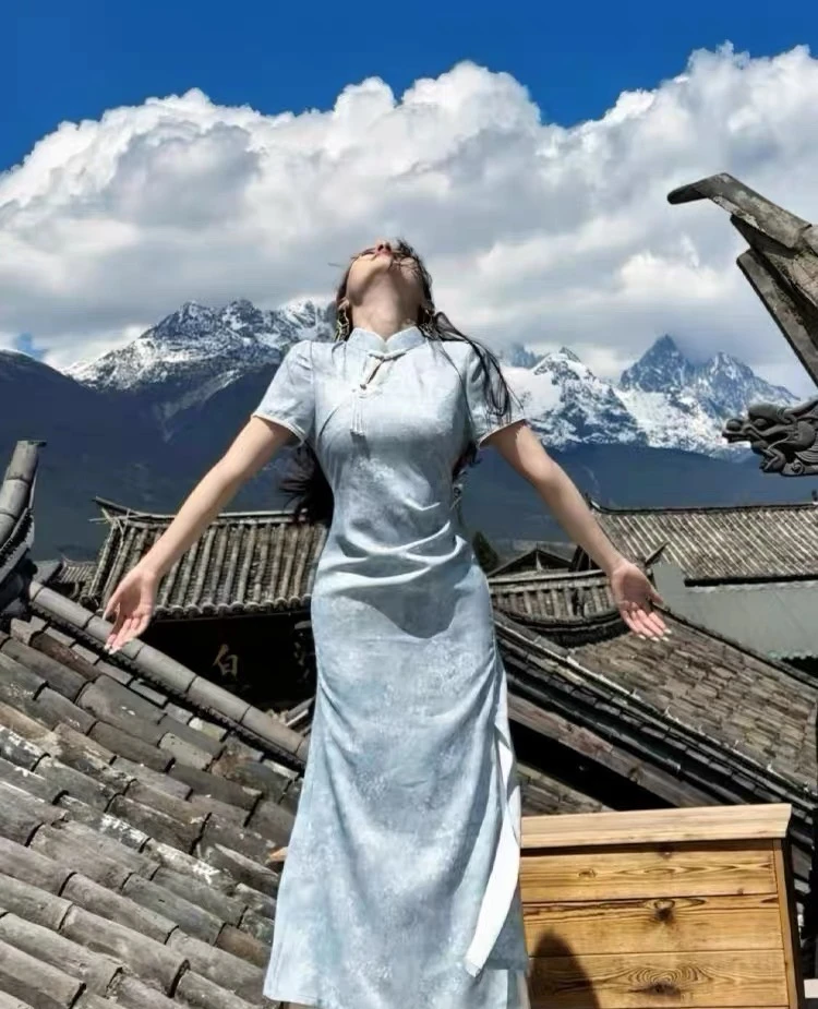 2025新中式改良新中式新款年轻款文艺蓝色提花前开叉旗袍女套装