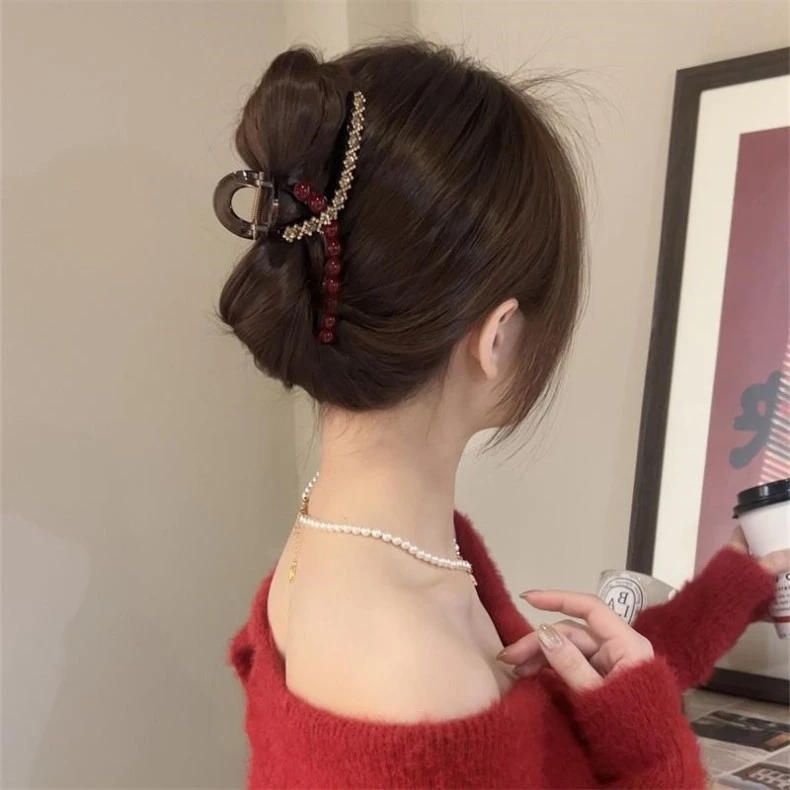 新年红色闪钻抓夹女2025新款发夹后脑勺高级感盘发鲨鱼夹头饰