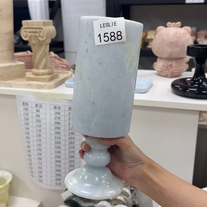 X1588.                 花瓶