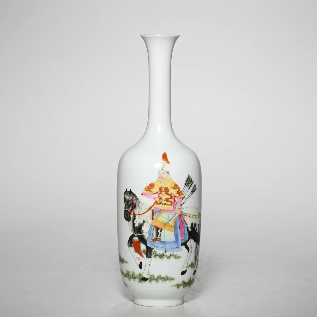 6153二十世纪.粉彩乾隆甲胄图长颈瓶【古董拍卖】