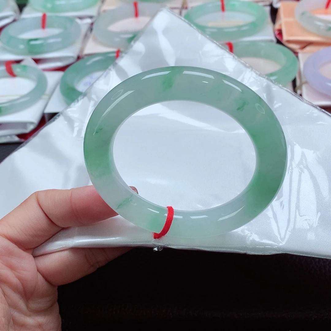 翡翠手镯（圆镯）未镶嵌天然A货翡翠