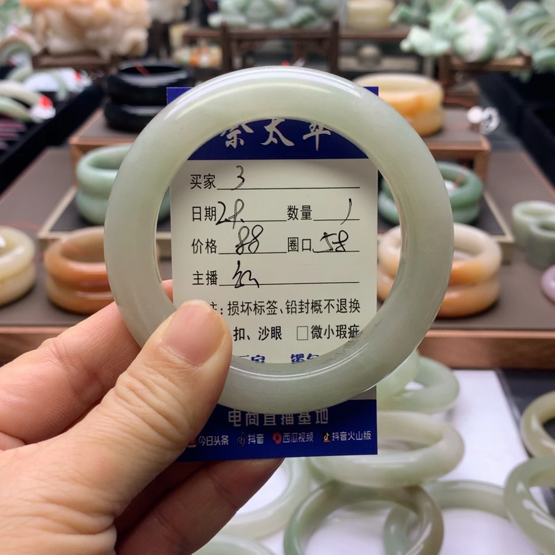 【闪购商品】石英质玉手镯未镶嵌大*