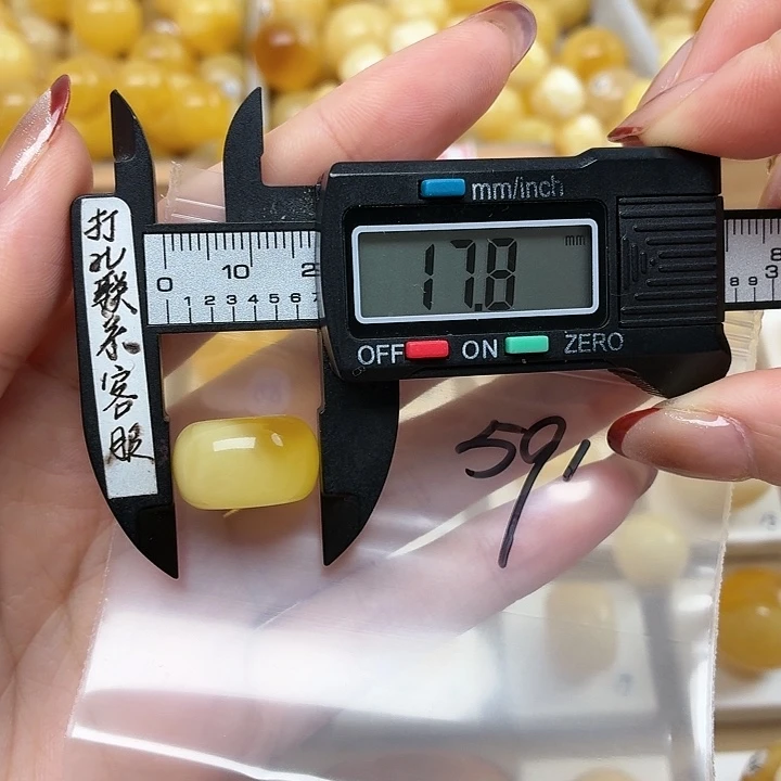 刘***熙蜜蜡未镶嵌裸石蜜蜡