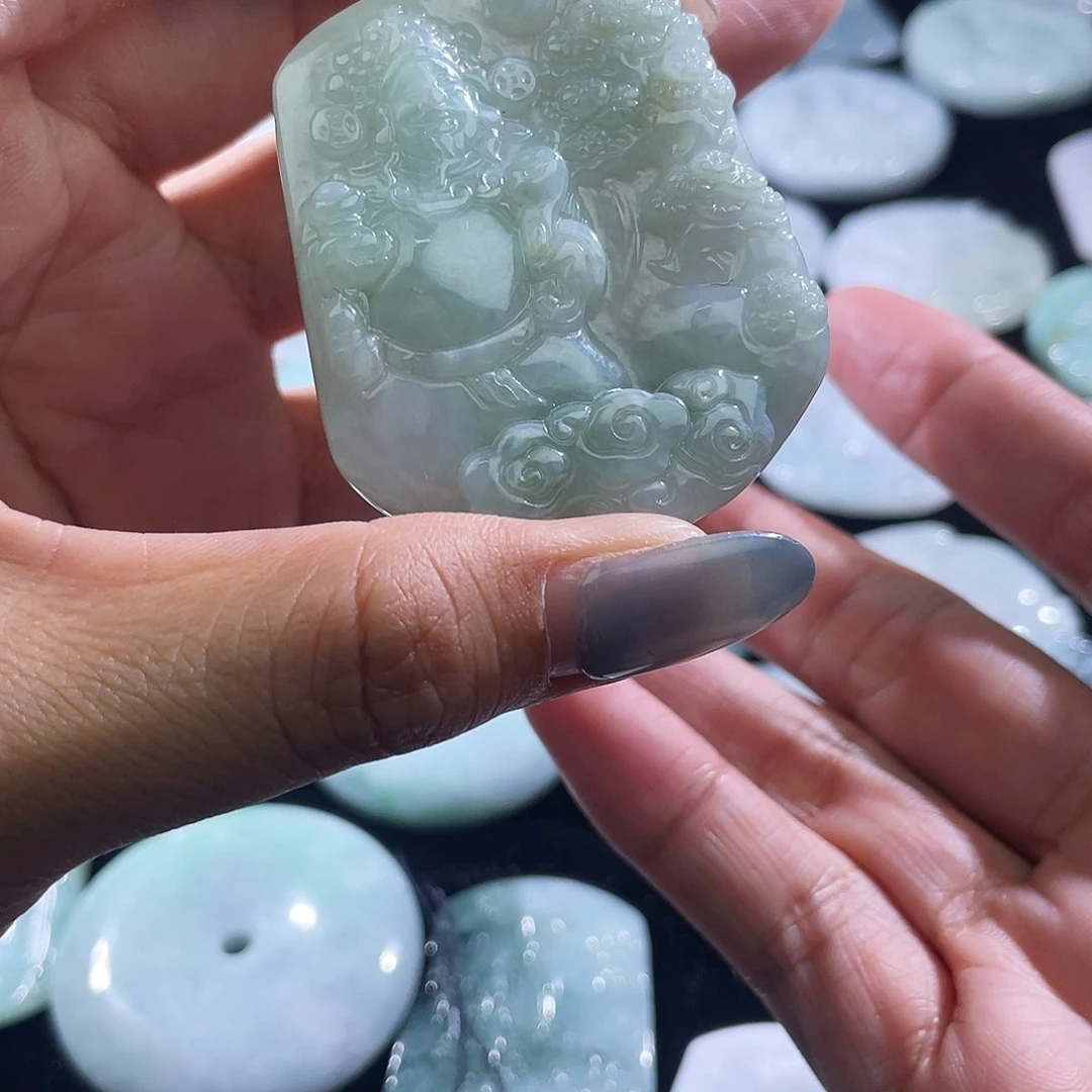 翡翠未镶嵌颈饰财神