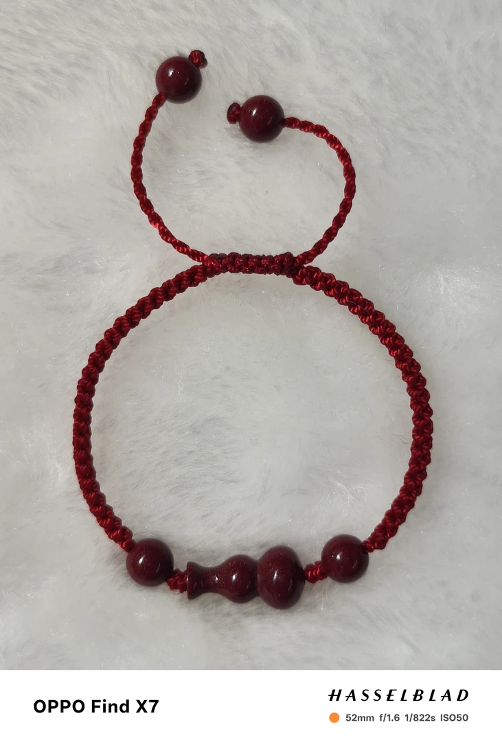 非金属布艺纯手链。手工编织，红绳手链。天然配珠。