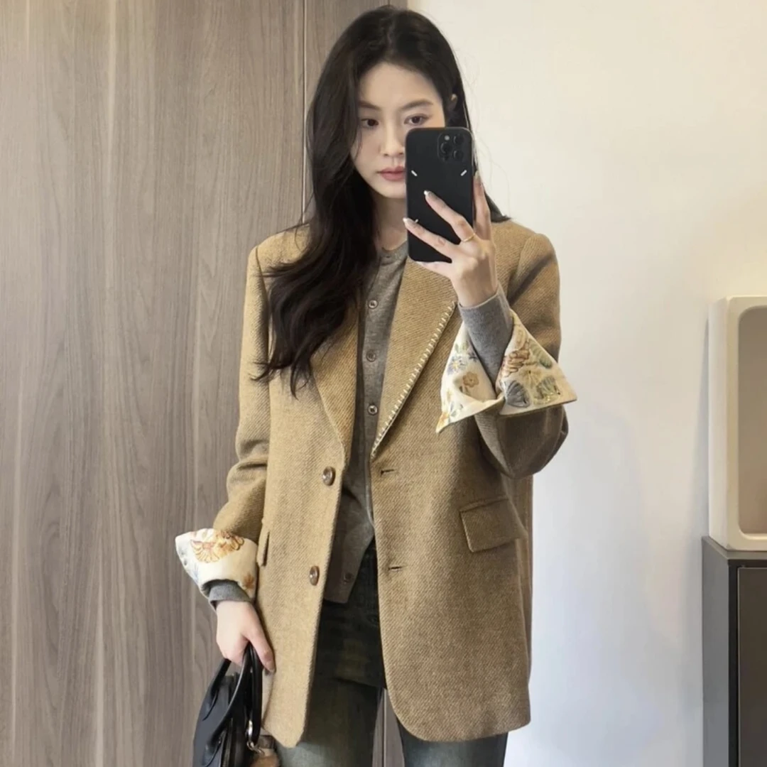 春季2025超火卡其色西装外套独特超好看西服韩系通勤显瘦气质上衣