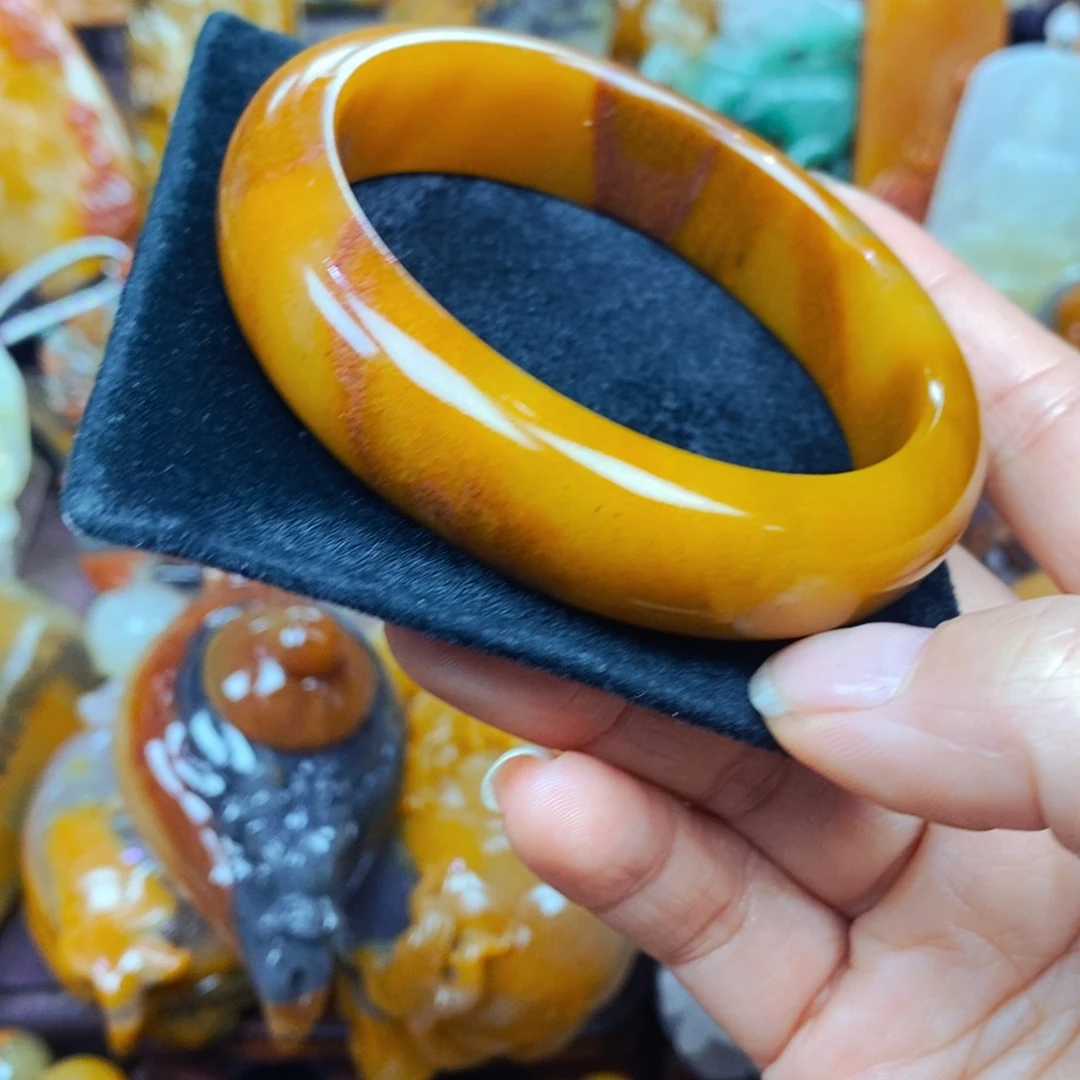 未镶嵌石英质玉（黄龙玉）颈饰