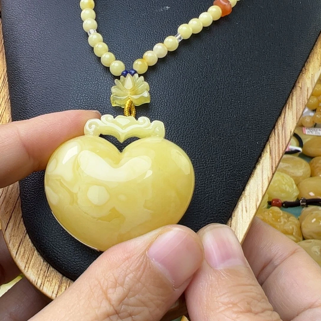 蜜蜡吊坠(赠链)未镶嵌黑****）