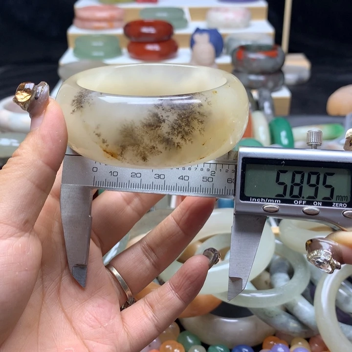 未镶嵌手镯石英质玉