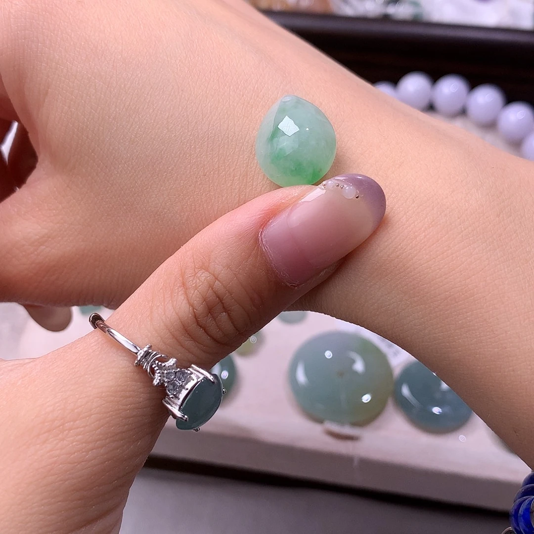 小***女翡翠未镶嵌颈饰拍5