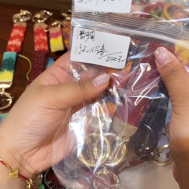 涵***艺项链十六条，钥匙牌四个