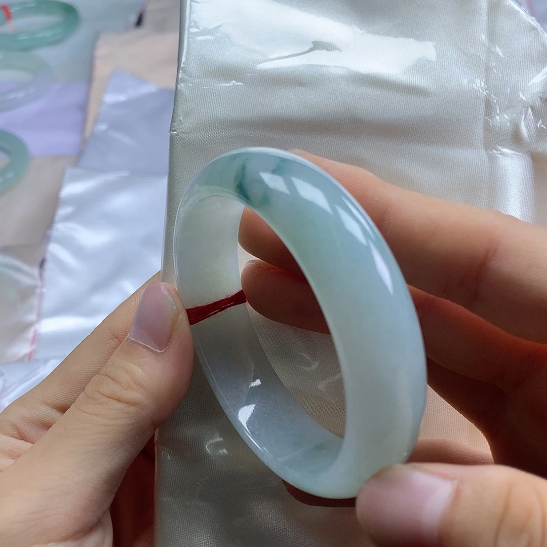 翡翠手镯未镶嵌翡翠