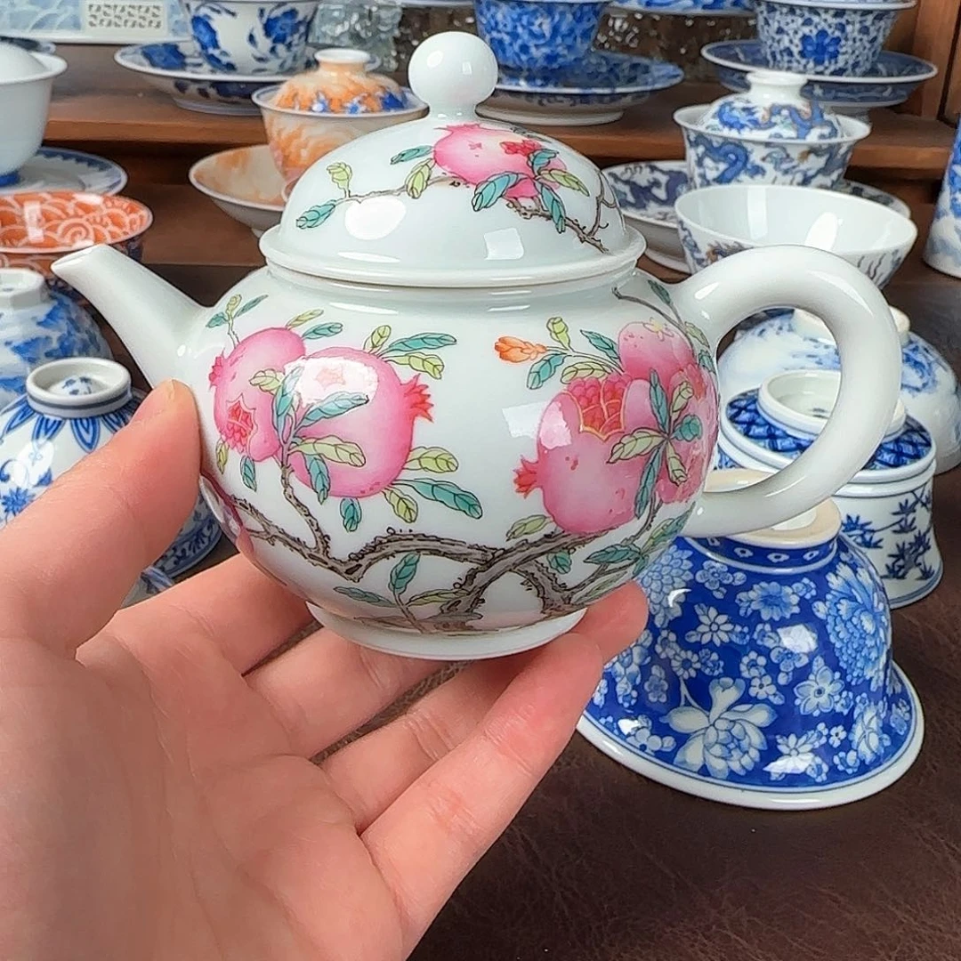 杯粉彩釉上茶壶的