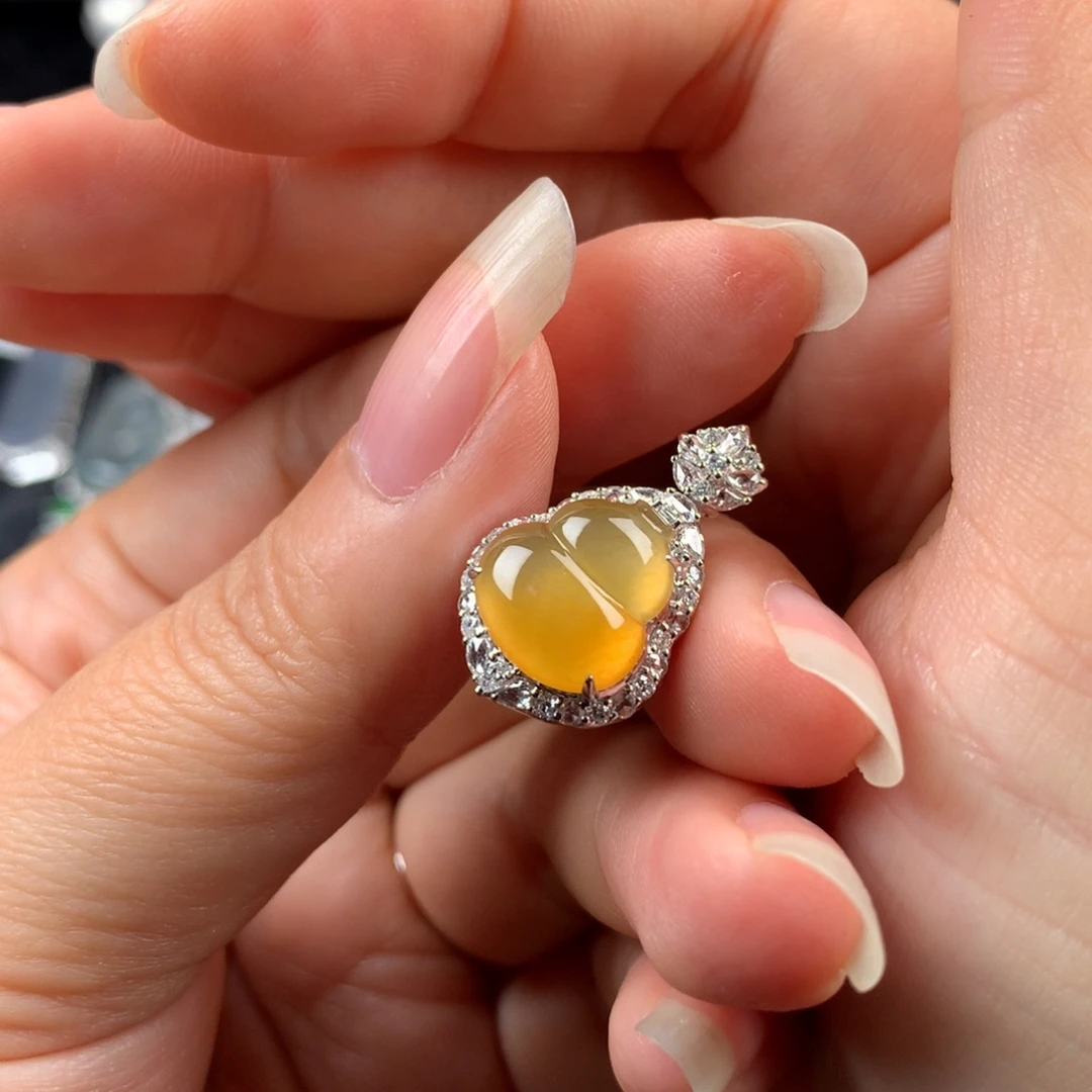 颈饰18K金镶嵌翡翠玻璃黄翡葫芦