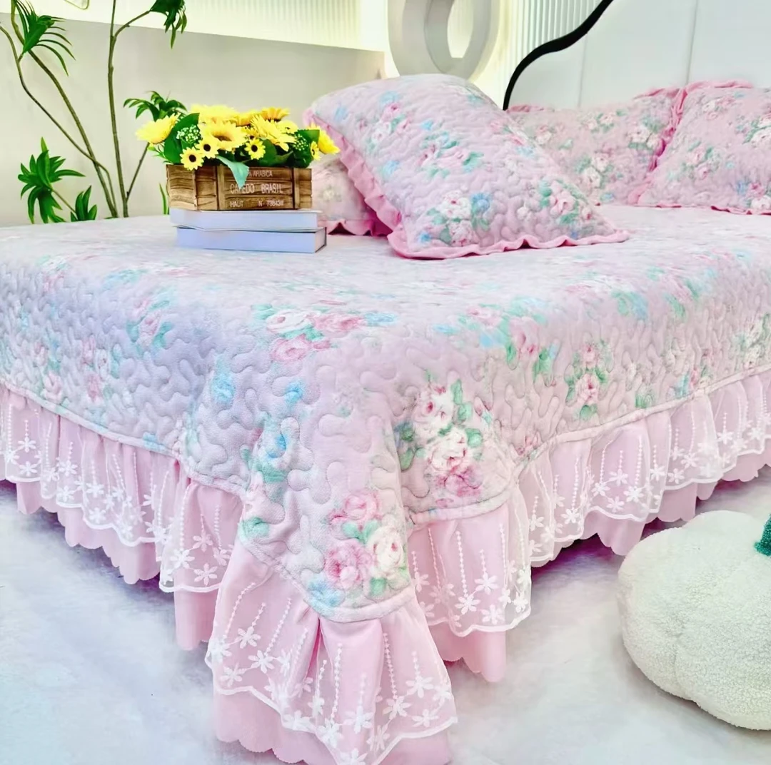 【宝宝绒床盖】秋冬新款加厚绒绗缝刺绣蕾丝加大防滑床盖（5斤）p