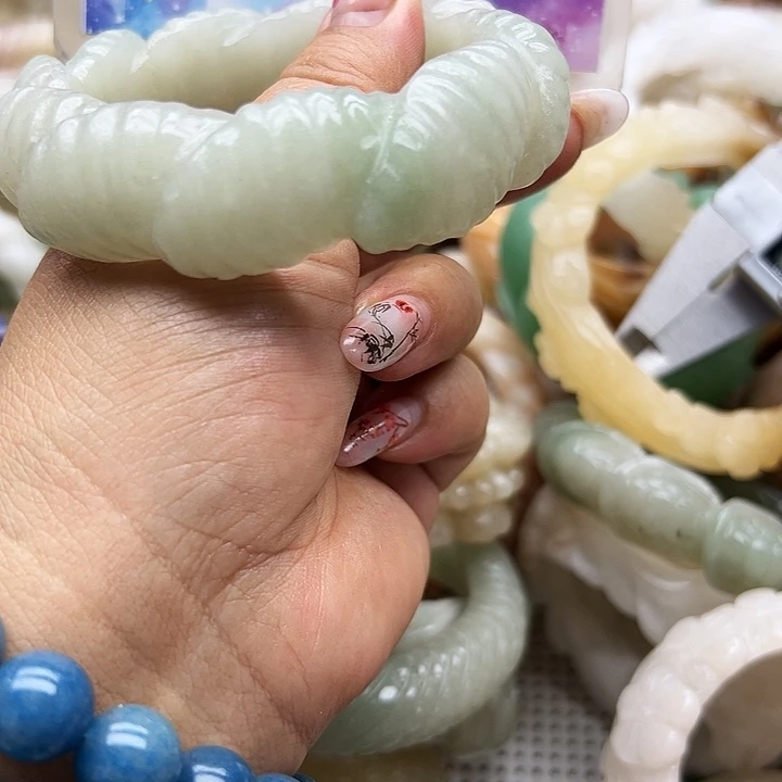 未镶嵌手镯石英岩玉