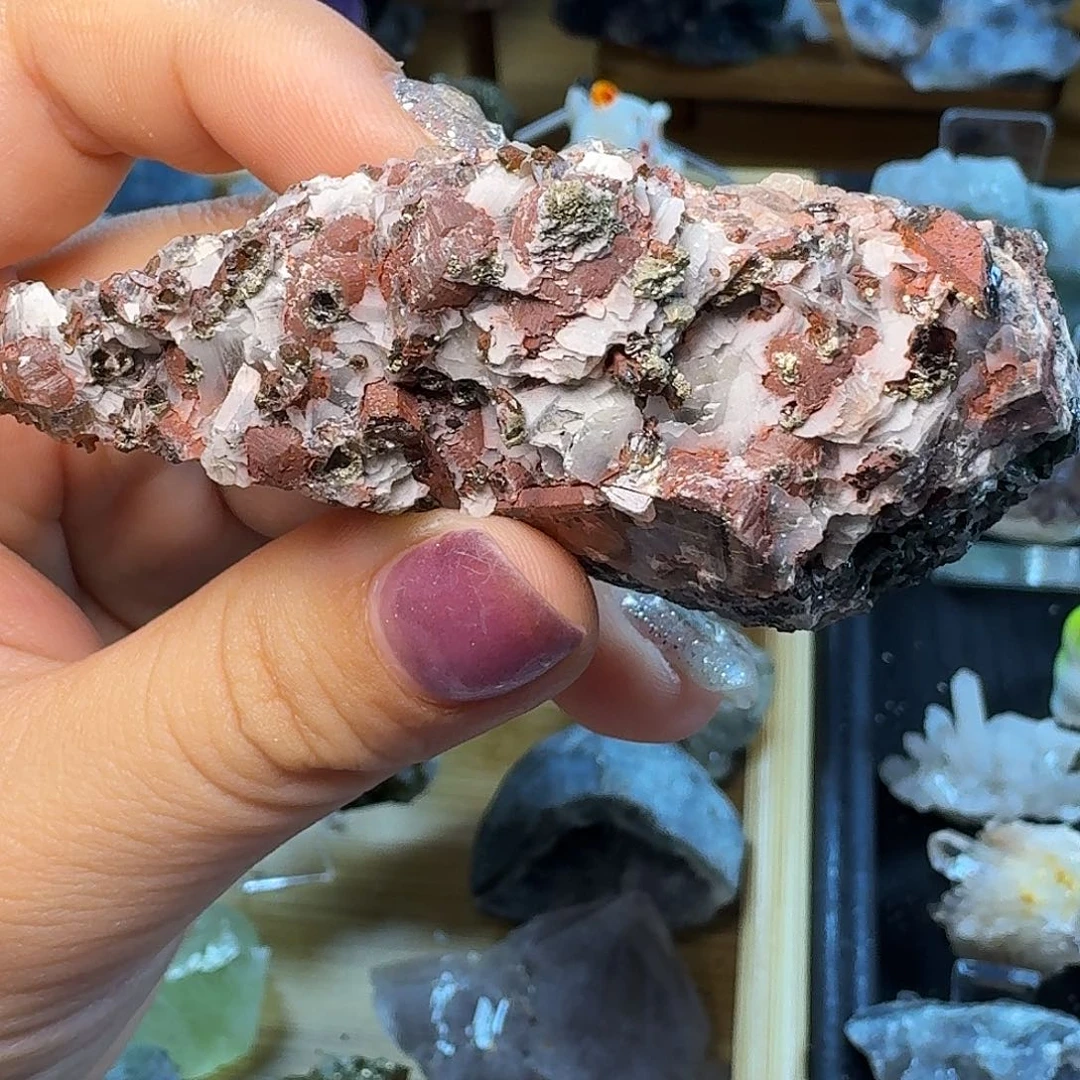 石材红方解硫铁摆件