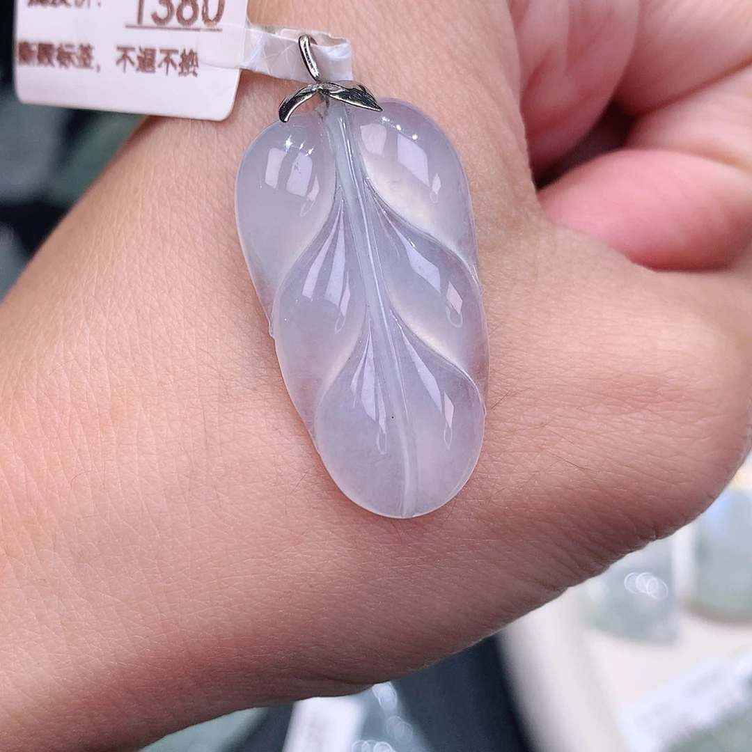 颈饰18K金镶嵌翡翠茅台白叶子