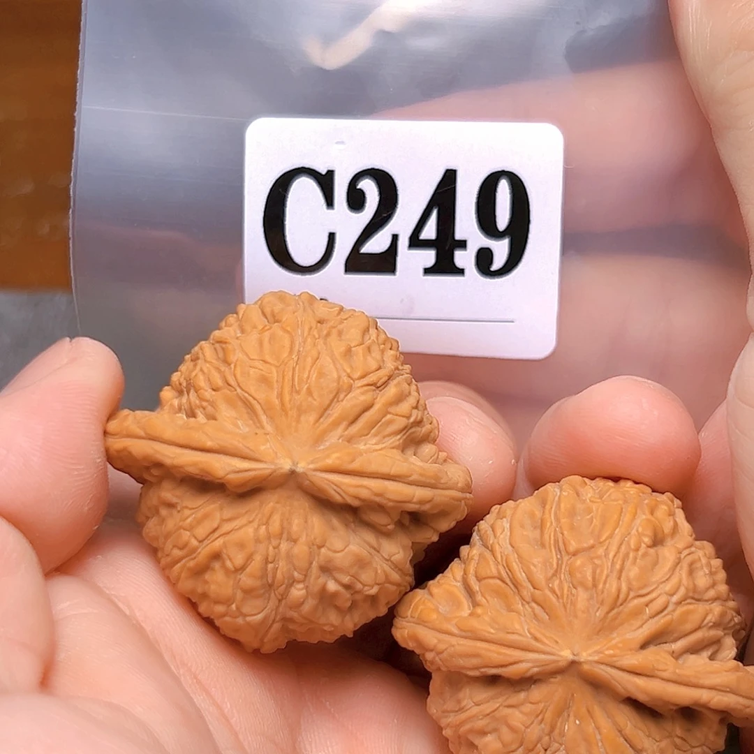 文玩核桃吊坠42白狮子。有瑕疵