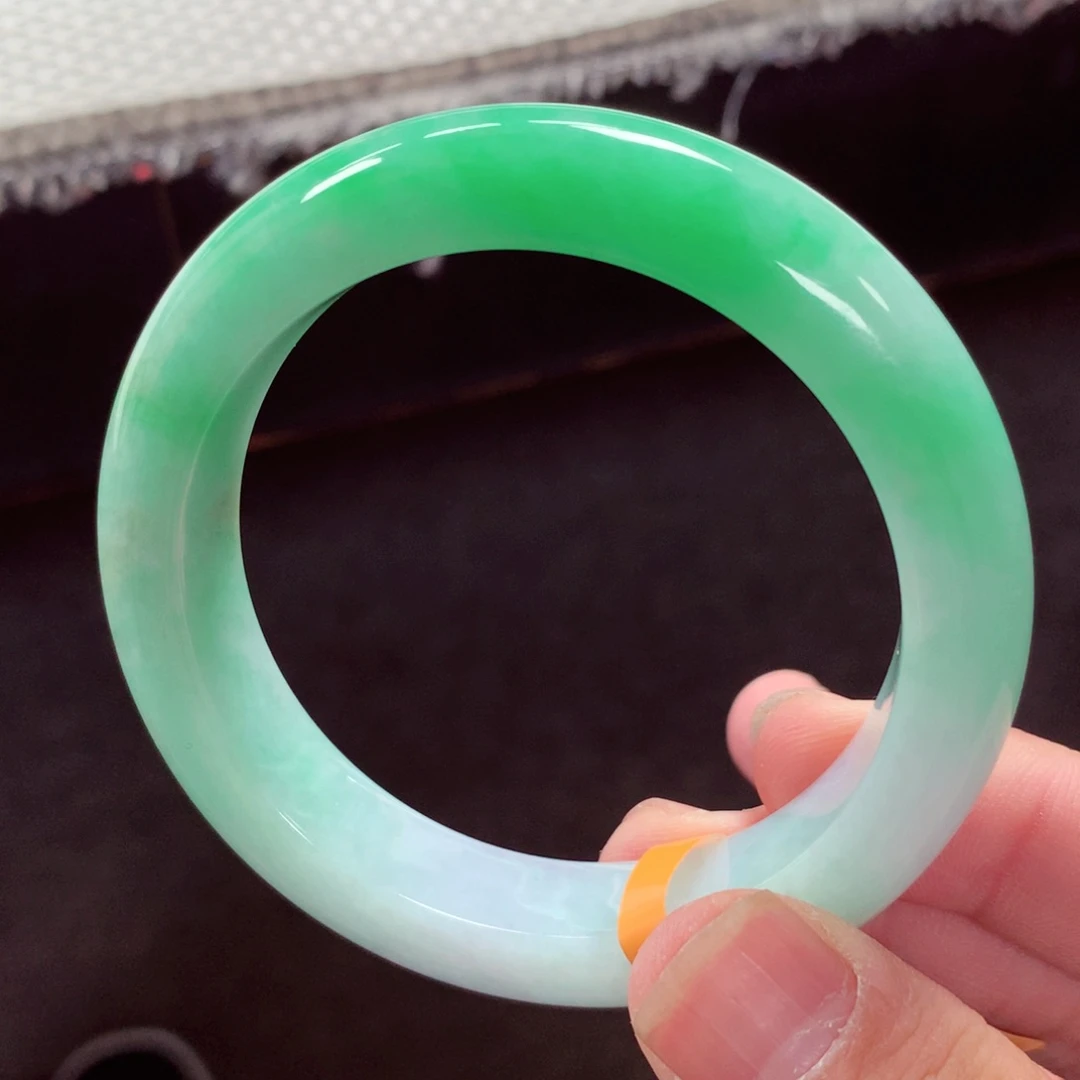 翡翠手镯未镶嵌缅甸