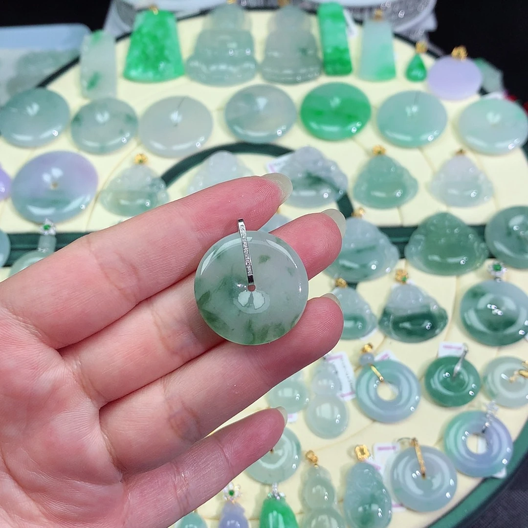 翡翠18K金镶嵌颈饰平安扣