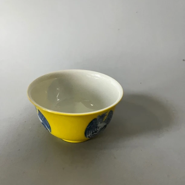 811 清黄釉凤纹主人杯