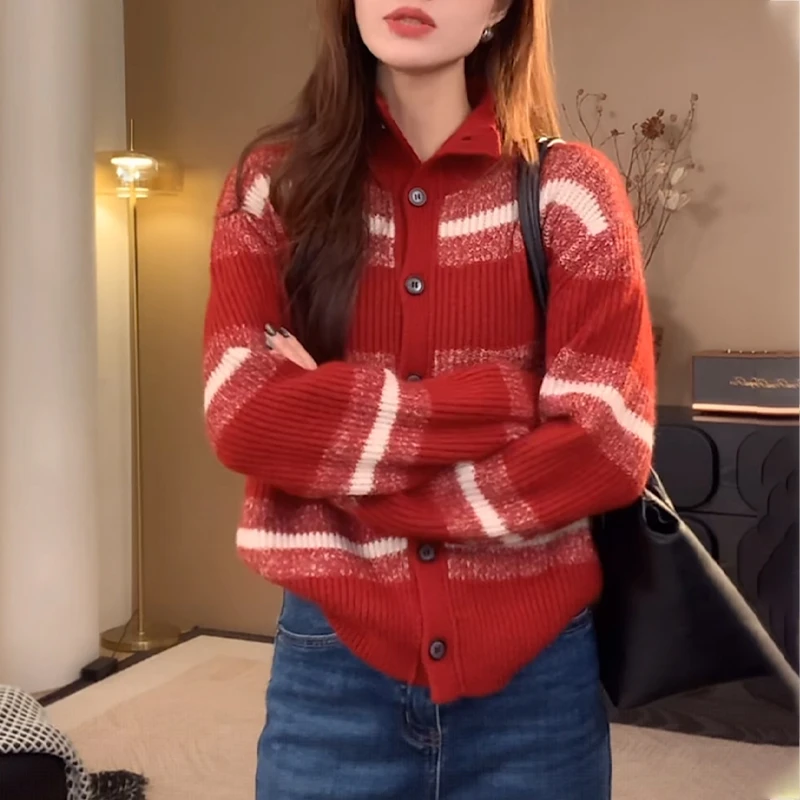 高级感红色翻领毛衣女士秋冬新款慵懒风宽松显瘦洋气针织开衫上衣