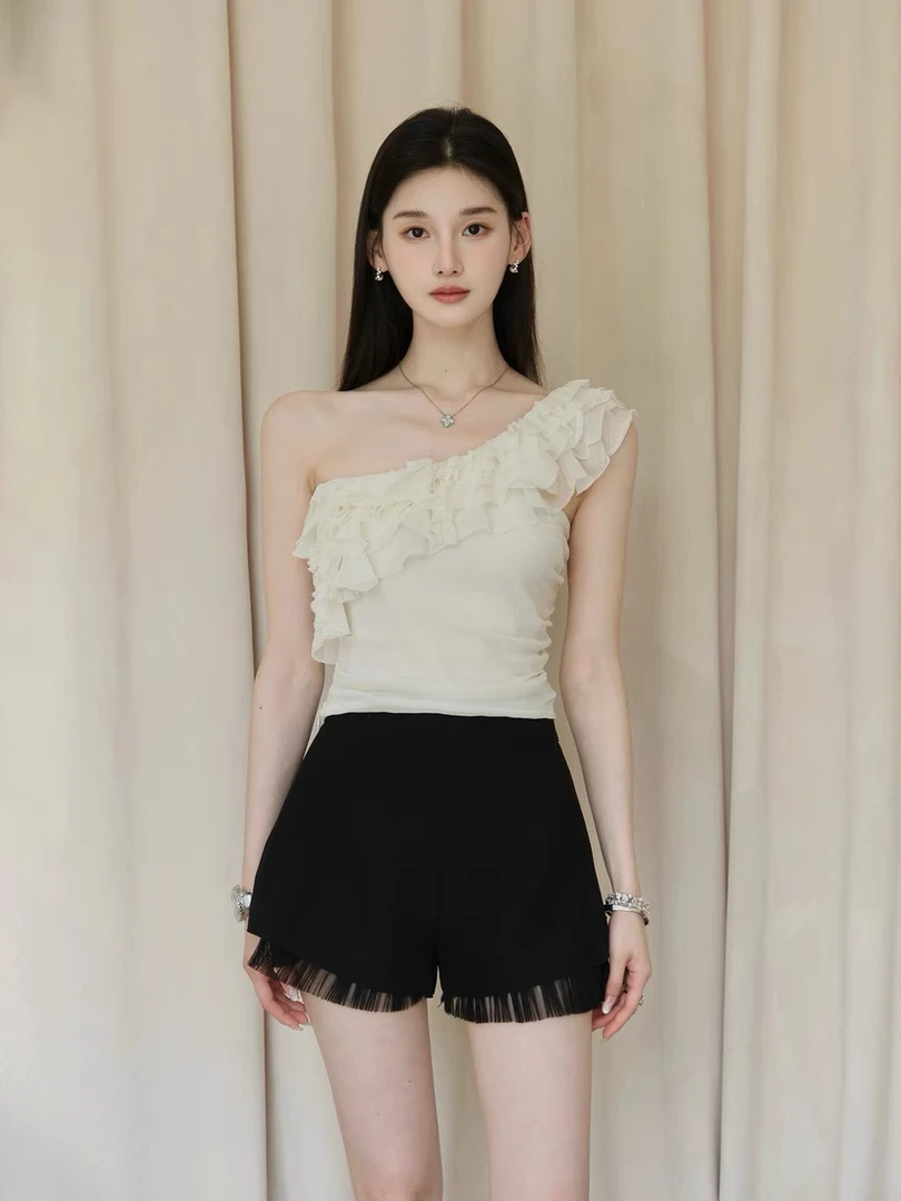 夏季新款洋气衣服女法式小众别致显瘦斜肩上衣黑色气质短裤套装