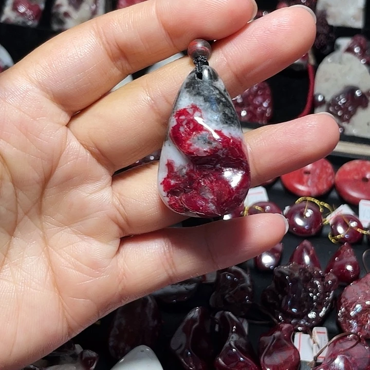 天然辰砂原石吊坠