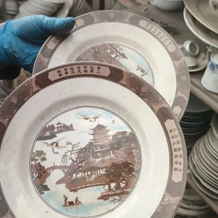 摆件盘子碗茶壶啥都有