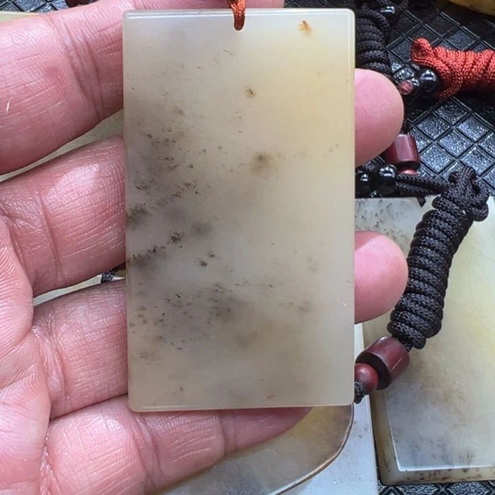 石英质玉（黄龙玉）颈饰未镶嵌